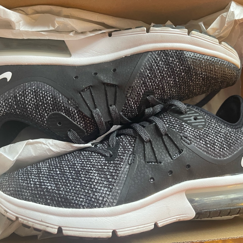 5.5Y/Women’s 7 Nike Air Max Sequence 3